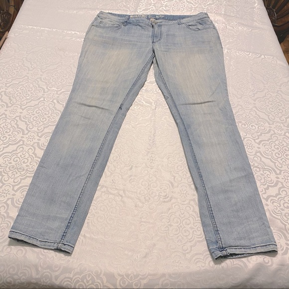 Light Washed Jeans - Picture 4 of 8